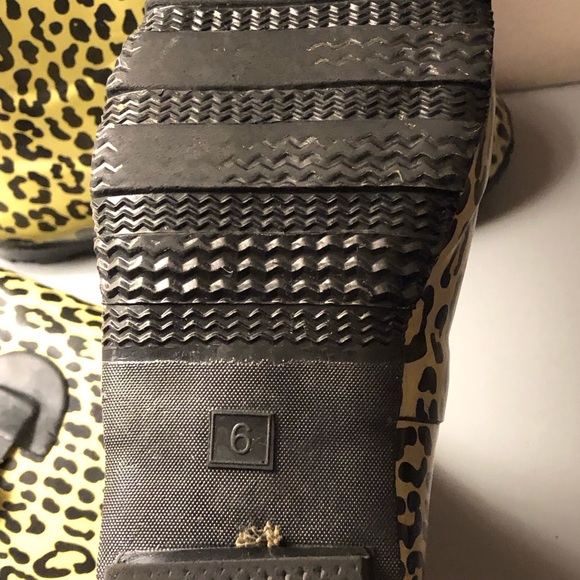 Animal print ladies knee high pull on rain boots. Size 6. Barely worn. - Picture 2 of 2